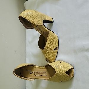 Newport News Creme Leather Snake Texture Open Toe Chunky High Heel Shoes S 5.5M